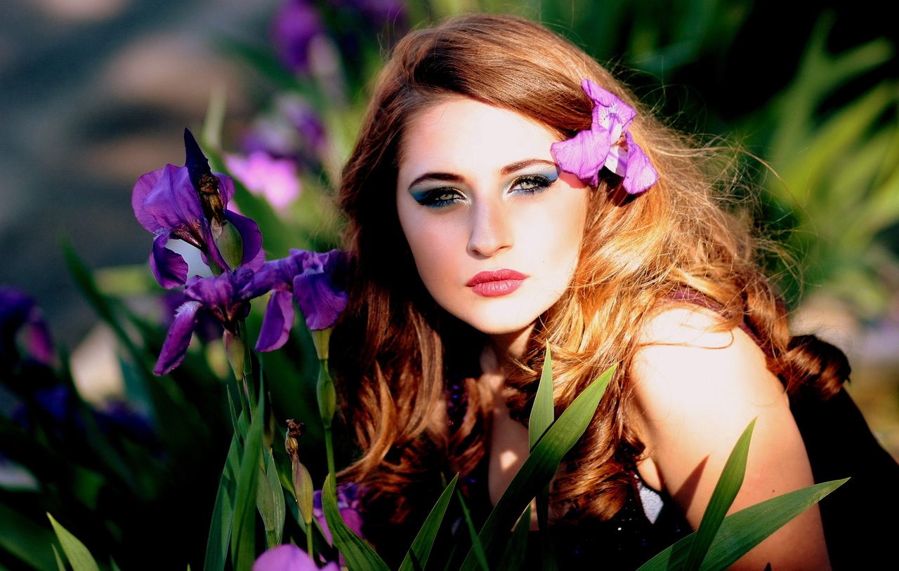 Read more about the article Beautiful lady on purple flower is amazed