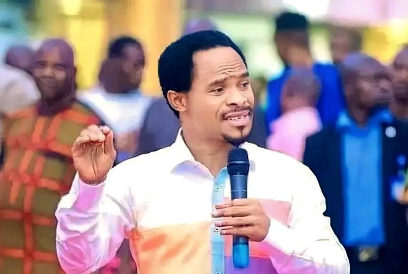 “I brought down dollar with my power, Abido Shaker” – Odumeje<br><br>Popular pastor, Chukwuemeka Cyril Ohanaemere alias Odumeje boasts about being the only pastor to bring down the dollar with one of his powers, Abido Shaker.<br><br>The clergyman noted this while speaking to the worshippers at his church during a ministration service.<br><br>He mentioned that he had vowed to use his power, Abido shaker to bring down the dollar which was fast gaining value over the naira.<br><br>Odumeje noted that he was true to his word, and has since used one of his many powers, Abido Shaker, to bring down the dollar.<br><br>He further mentioned that no other pastor in Nigeria has been able to successfully do that other than him.<br><br>Odumeje added that he will still bring is further down, after which he will handle the presidential seat.<br><br>Check out reactions that followed …<br>nwaoke_ocha remarked: “E go shock Una say na only this man amongst all the pastors for naija go make heaven”<br><br>__tobe_ penned: “No pastor try that kind!!! Ride on pastor!! Next one na Dabush Kabash! That one fuel go drop to 30 Naira per liter 😤😤😤🤣”<br><br>nosakhare2024 wrote: “Nigerians expression when Dollar was $1450 one month ago: 😩😢😭😫<br><br>Nigerians expression when Dollar is $1450 Today: 😊☺️😌😗☺️<br><br>If you know you know 😂”<br><br>sasha_itota said: “This guy is making caricature of Christianity, he knows exactly what his doing, his just a clout chaser”<br><br>