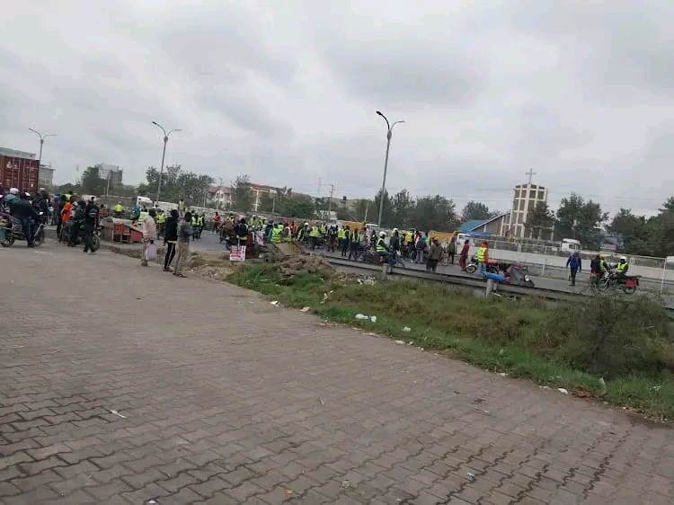 Chaos on Nairobi-Mombasa Highway as Boda Boda Operators Blockade Road Over Torched Motorcycles