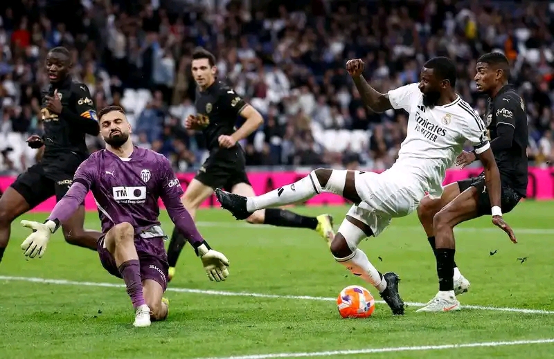 Vinicius misses another penalty as Real Madrid shocked by Valencia